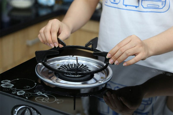 Bộ phận đánh lửa bị bẩn có thể là nguyên nhân làm bếp gas nội địa Nhật không giữ lửa